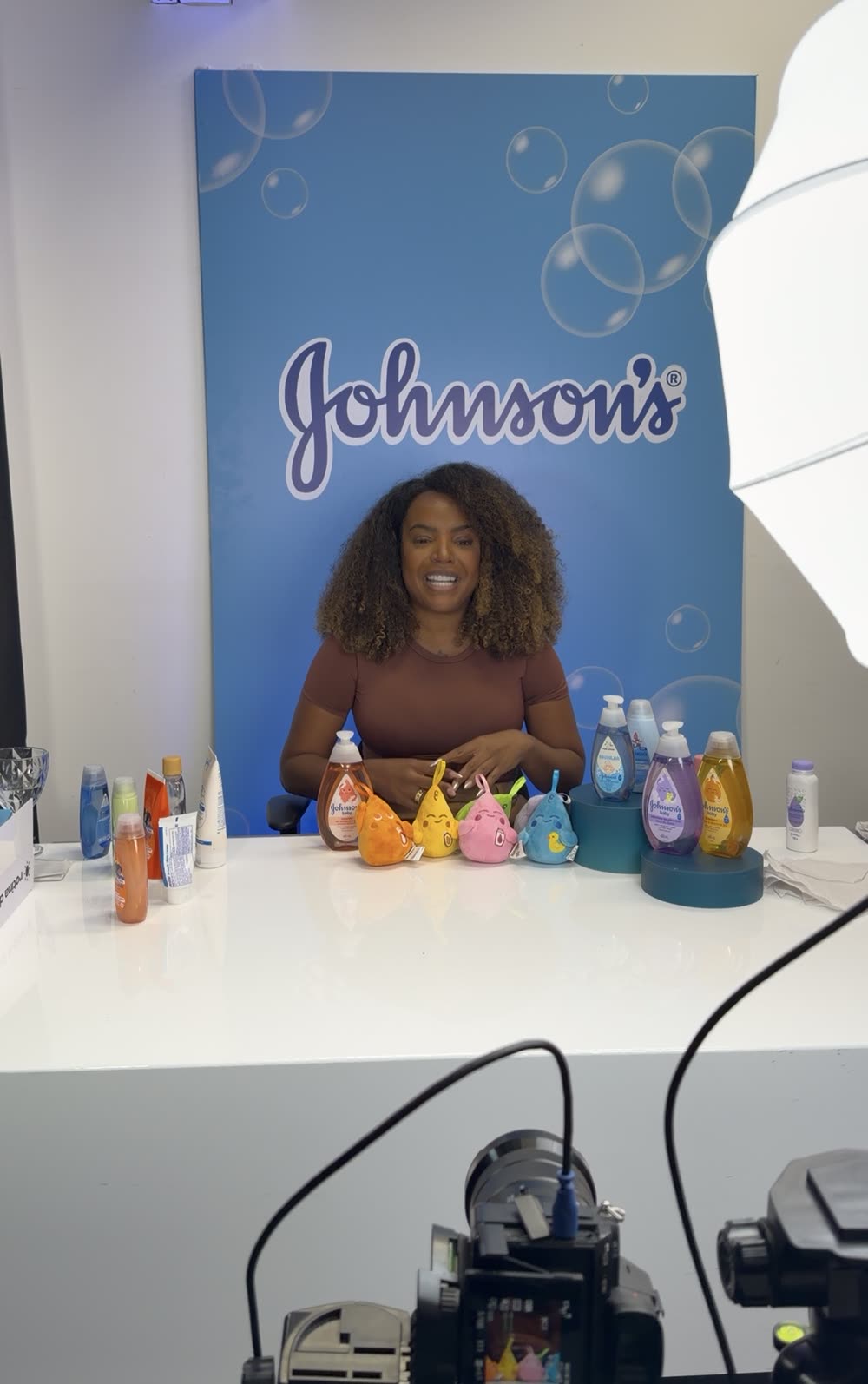 Amanda Santos vendendo ao vivo para uma marca
